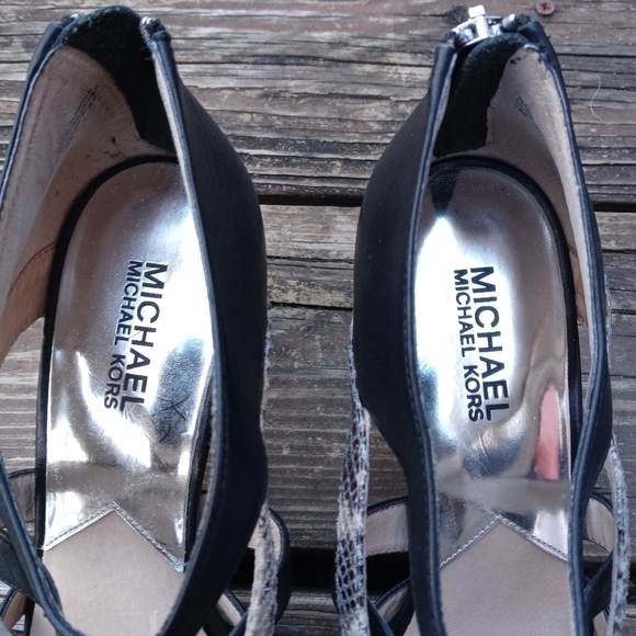 Michael Kors Women's 3" Heel Black Strap Snake Leather Back Zip 9M. 251pm - Picture 6 of 10